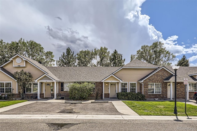 view of front of property featuring a front lawn