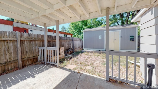 view of yard featuring a storage shed