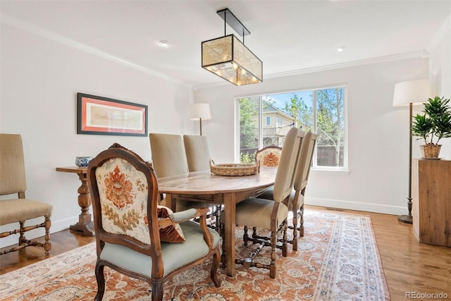dining space featuring crown molding, recessed lighting, baseboards, wood finished floors, and visible vents