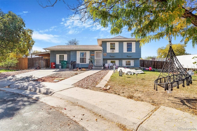 view of front of home featuring a front lawn