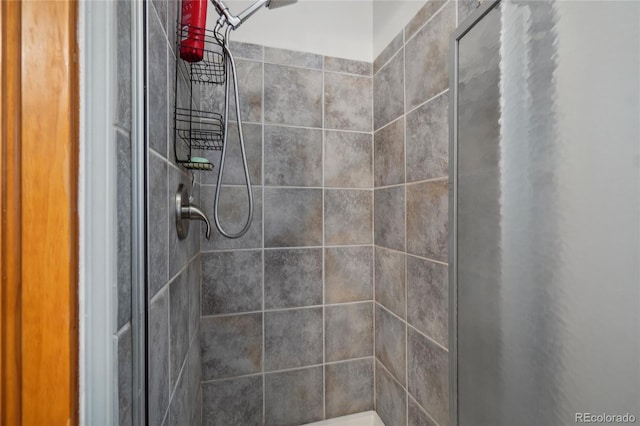 bathroom featuring a tile shower