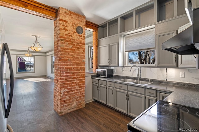 kitchen with sink, gray cabinetry, fridge, dark hardwood / wood-style floors, and pendant lighting