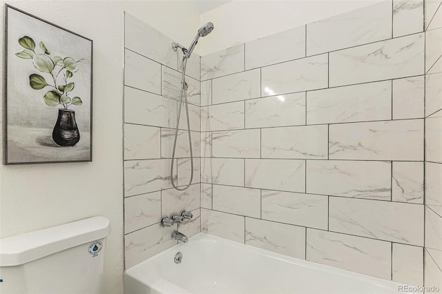 bathroom with toilet and tiled shower / bath