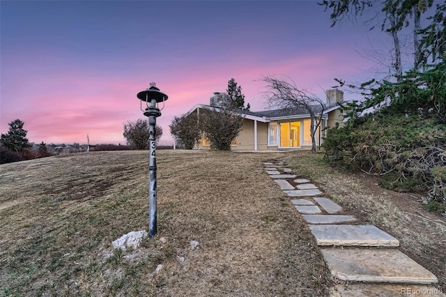 view of yard at dusk