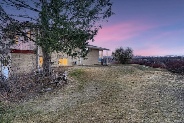 view of yard at dusk