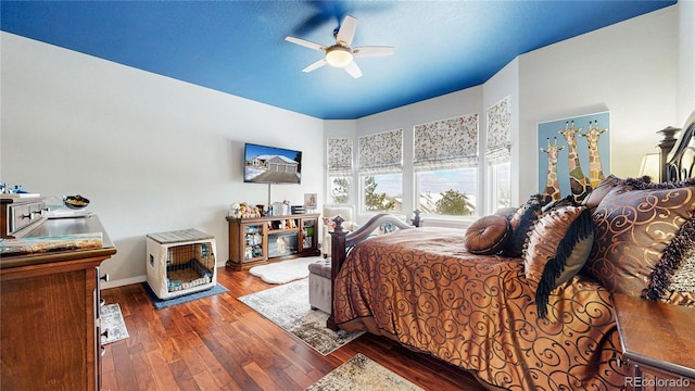 bedroom with ceiling fan, baseboards, and hardwood / wood-style floors