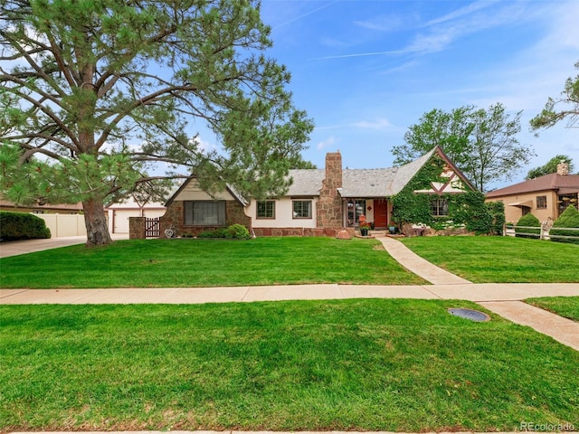 view of front of property with a front yard