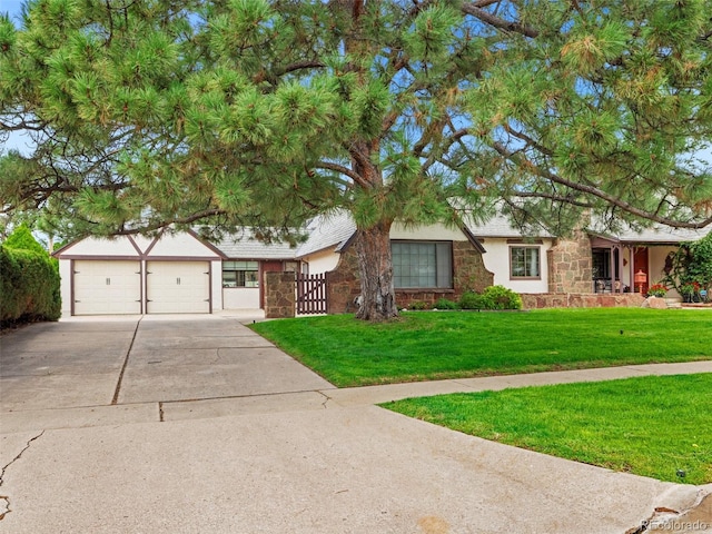 view of front of home featuring a front lawn and a garage