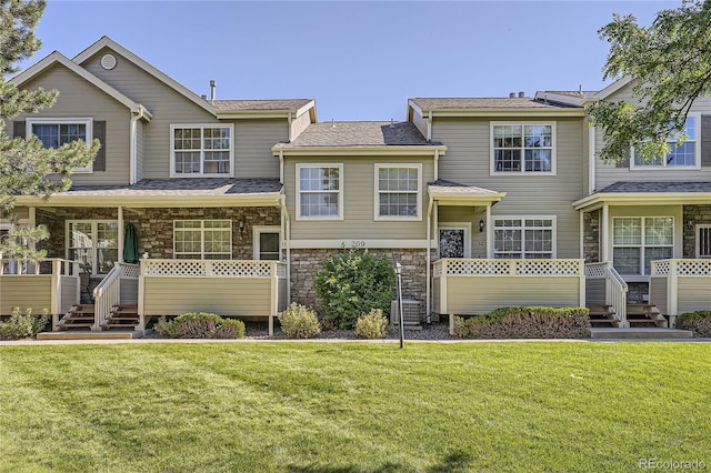 view of front of property featuring a front yard