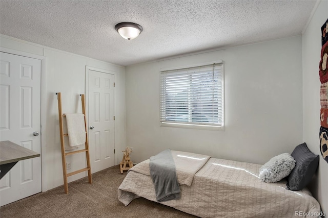 bedroom featuring carpet floors and a textured ceiling