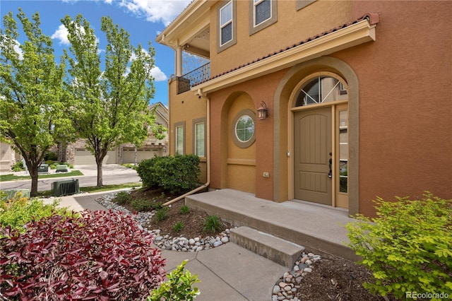10127 Bluffmont Ln, Lone Tree, CO 80124 - view of exterior entry with stucco siding and a balcony