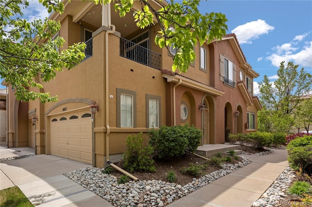 10127 Bluffmont Ln, Lone Tree, CO 80124 - view of front of home featuring concrete driveway, stucco siding, and a balcony