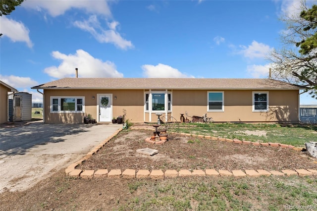 ranch-style house featuring driveway