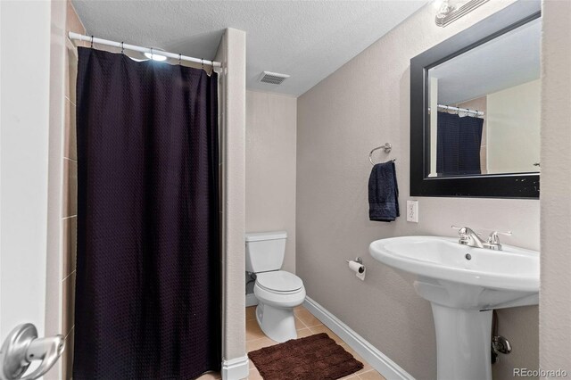 5301 Clovervale Cir, Highlands Ranch, CO 80130 - bathroom with toilet, tile patterned floors, curtained shower, and a sink