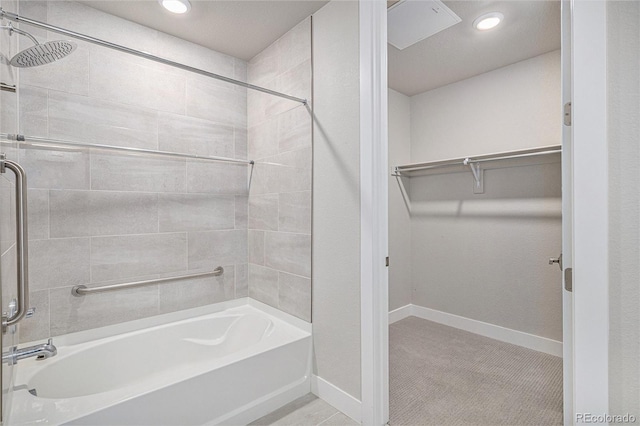 bathroom featuring tiled shower / bath