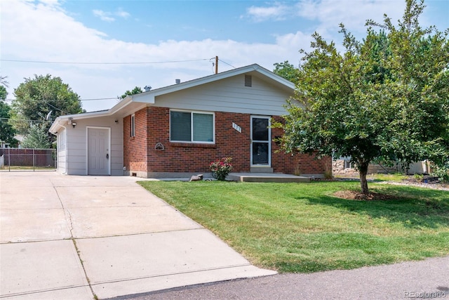 view of front of home featuring a front lawn