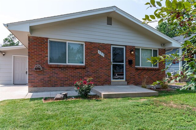 view of front of property featuring a front lawn