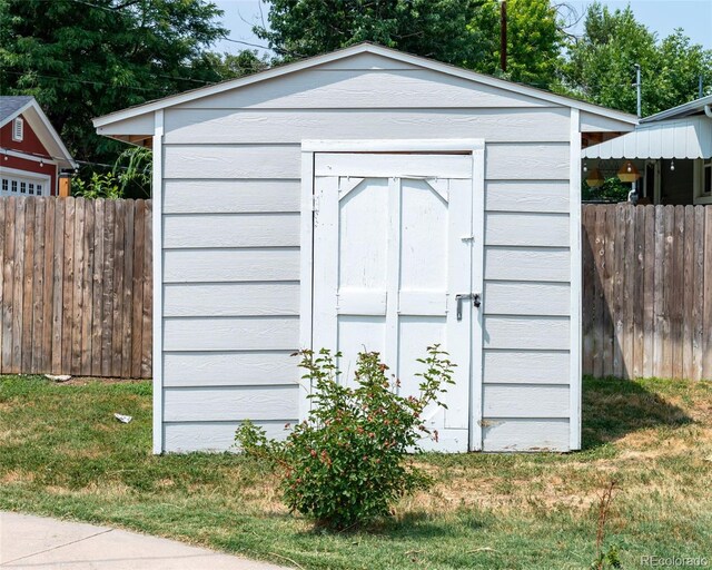 view of outdoor structure with a yard