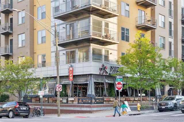 view of apartment building / complex