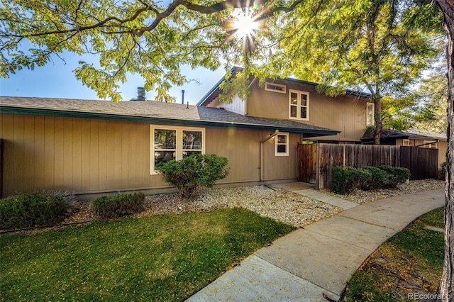 view of front of property with a front yard