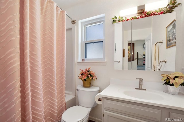 full bathroom featuring shower / bath combo with shower curtain, toilet, and vanity