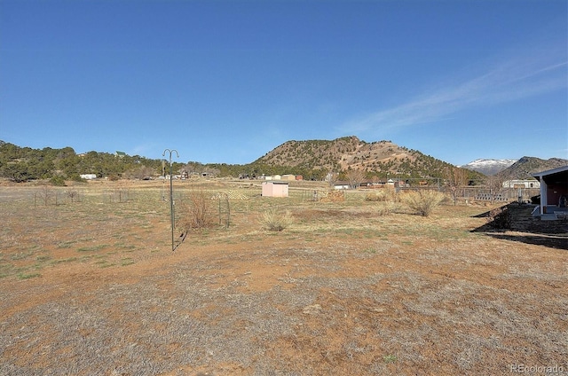 view of yard featuring a mountain view