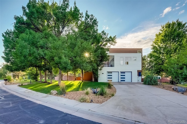 view of front of home featuring a front lawn and a garage