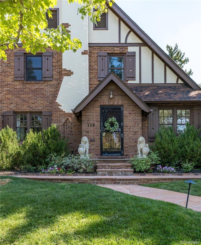 view of front of house with a front lawn