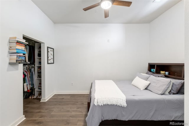 bedroom featuring dark wood-type flooring, ceiling fan, and a closet