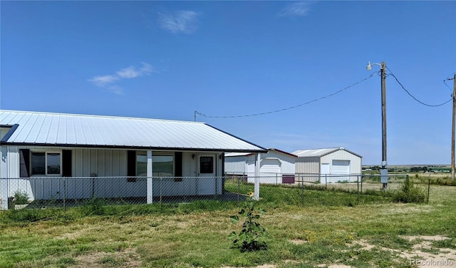 view of side of property featuring a lawn