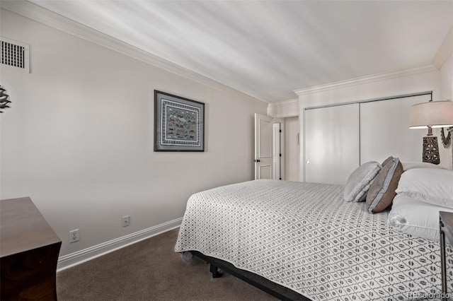 carpeted bedroom featuring crown molding and a closet