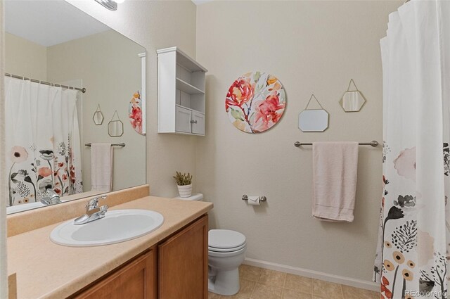 7828 W 54th Ave, Arvada, CO 80002 - full bathroom featuring toilet, vanity, baseboards, and a shower with curtain
