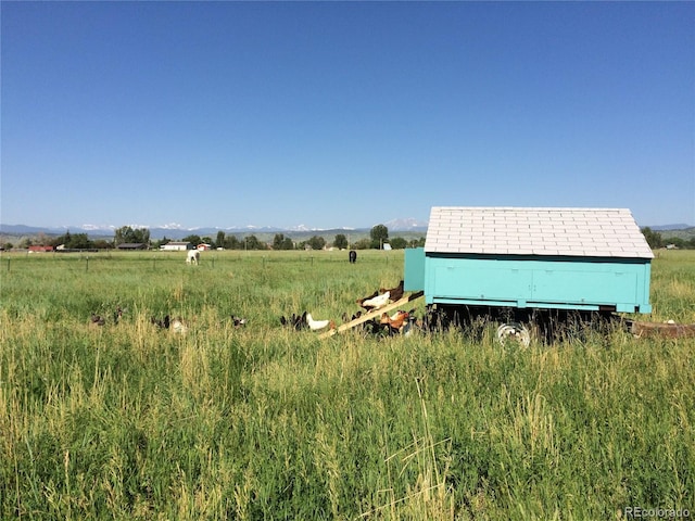 view of yard featuring a rural view