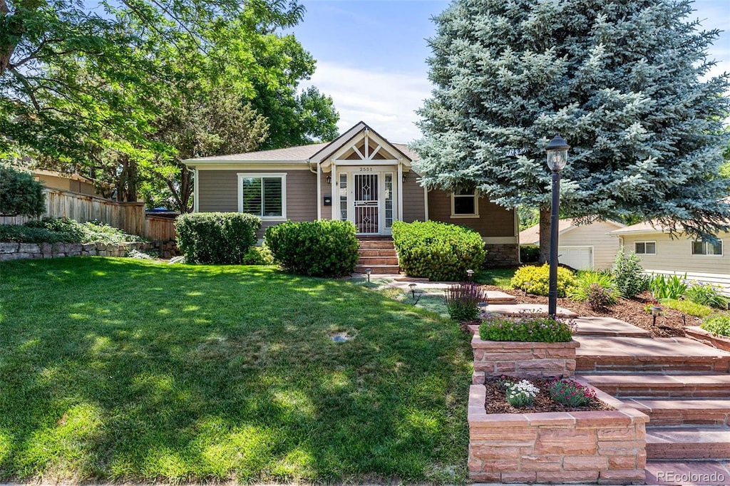 view of front facade with a front yard