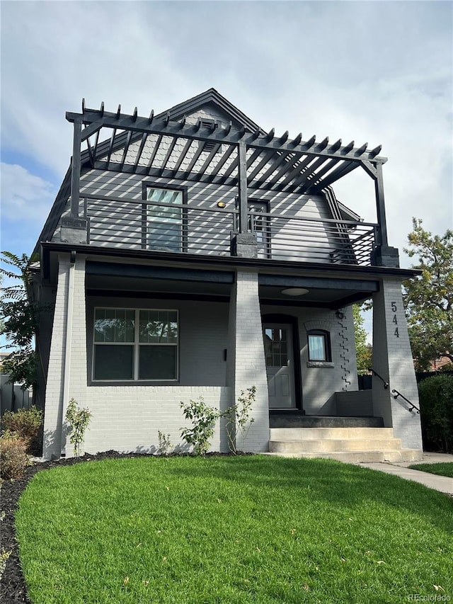 view of front of home featuring a front lawn