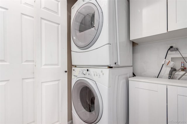 4712 Raven Run, Broomfield, CO 80023 - laundry area with stacked washer and dryer and cabinet space