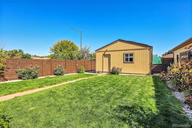 view of yard featuring a storage shed