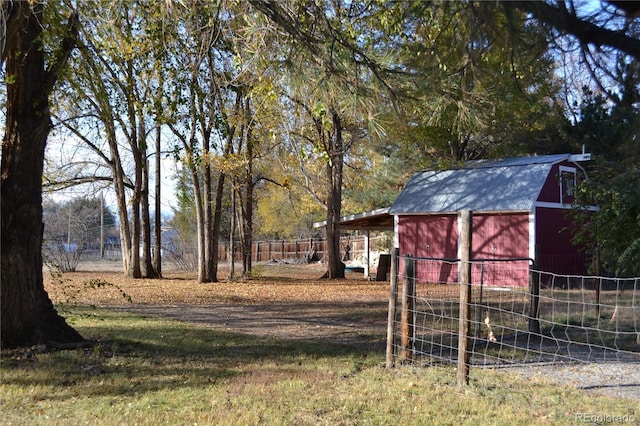 view of yard featuring an outdoor structure