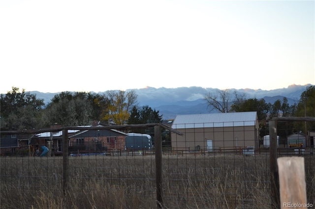 view of yard featuring a mountain view