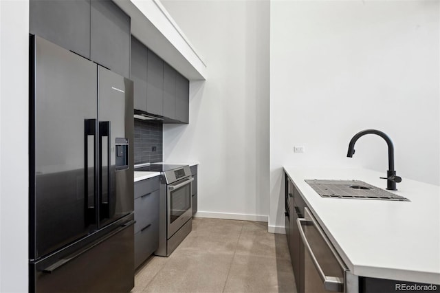 kitchen featuring decorative backsplash, stainless steel appliances, and sink