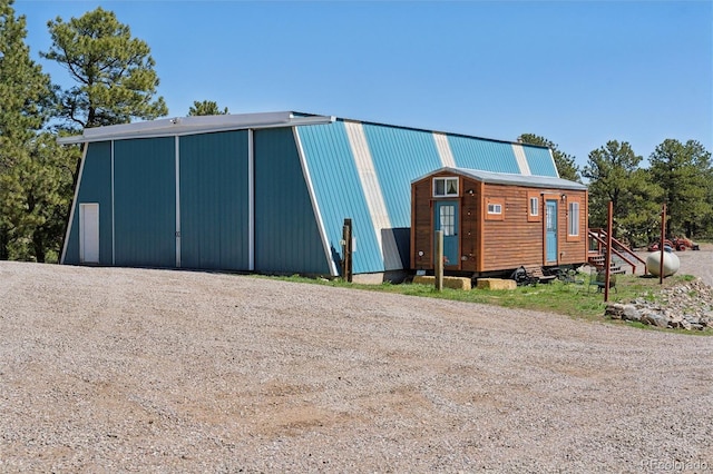 view of front of property featuring an outdoor structure