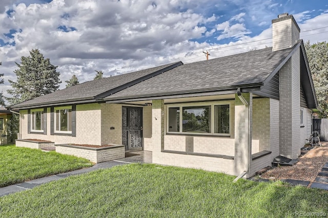 single story home with a front lawn