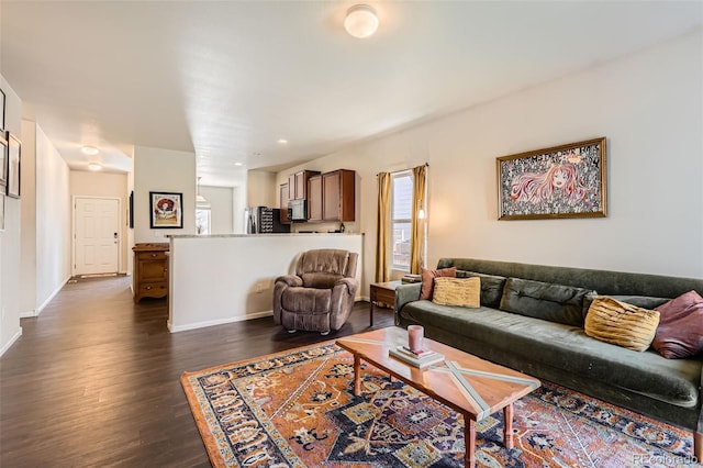 living area featuring recessed lighting, dark wood-style floors, and baseboards