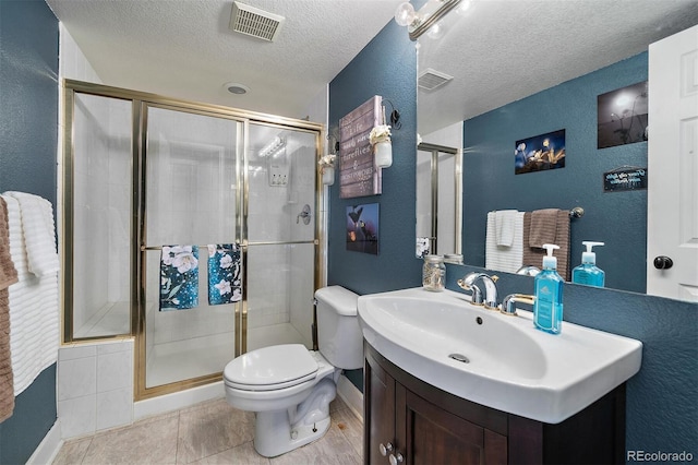 full bathroom featuring a textured ceiling, toilet, a stall shower, and visible vents