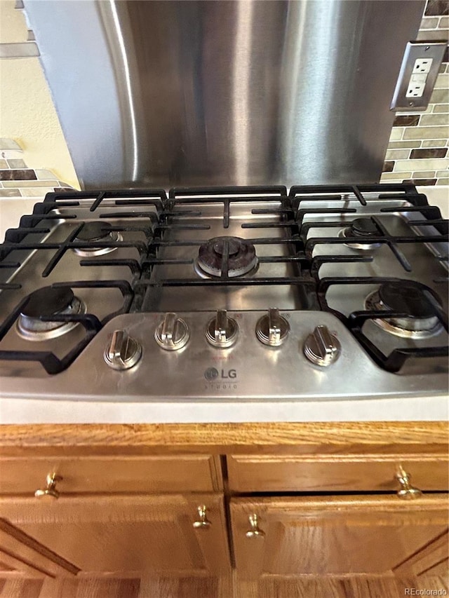 room details featuring decorative backsplash