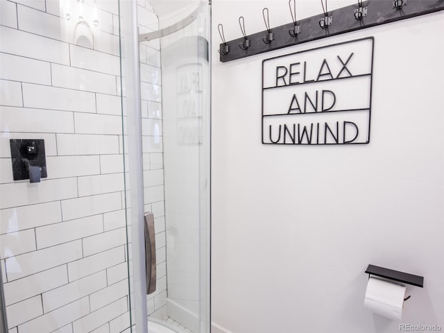 bathroom featuring a tile shower