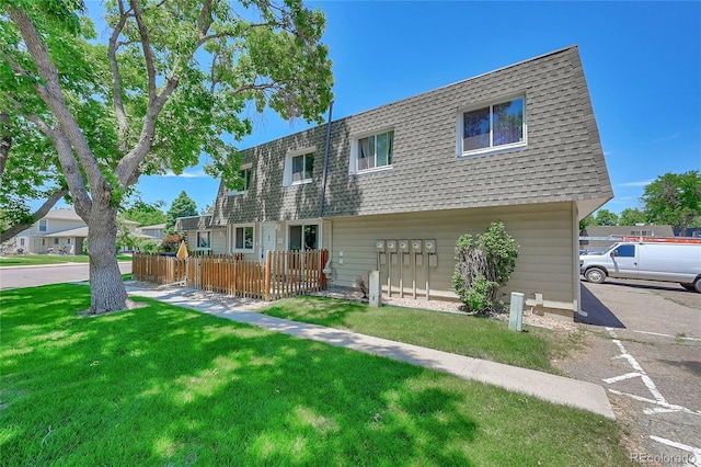 view of front of property featuring a front yard