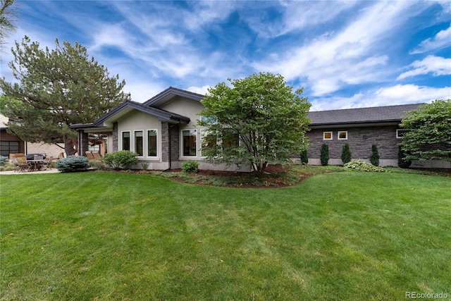 view of front of property featuring a front lawn