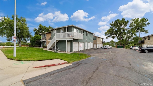 view of front facade featuring a front yard and a garage