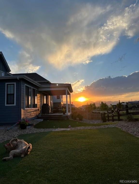 view of yard at dusk